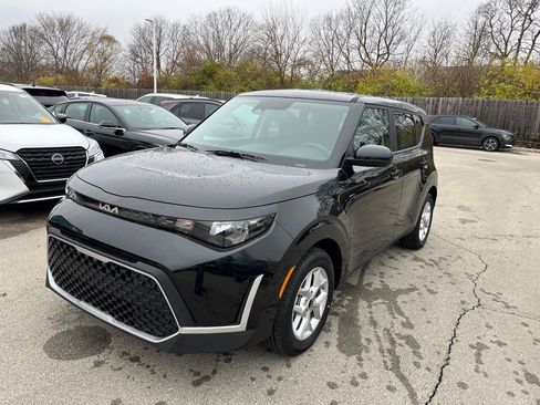 Used 2025 Kia Soul LX w/ LX Technology Package FWD image 3
