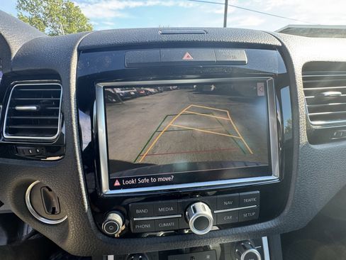 Used 2014 Volkswagen Touareg TDI image 15