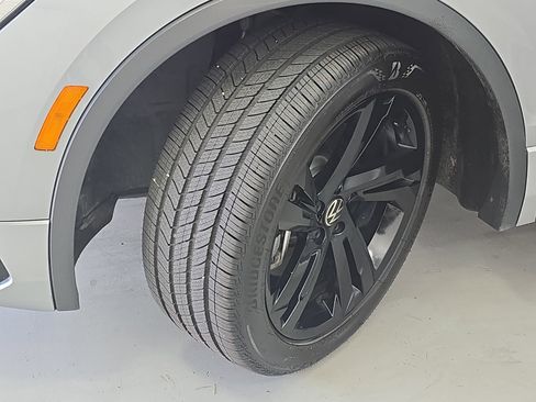 Certified 2023 Volkswagen Tiguan SE R-Line image 32