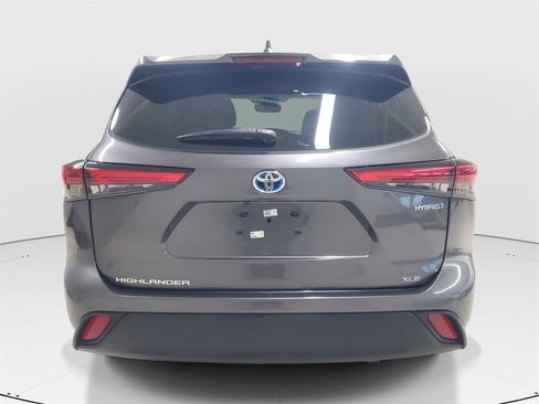 Certified 2023 Toyota Highlander XLE image 6