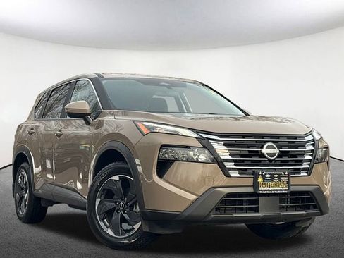 Used 2024 Nissan Rogue SV image 2