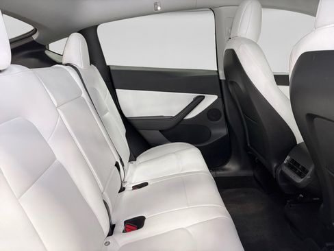 Used 2022 Tesla Model Y Long Range image 21