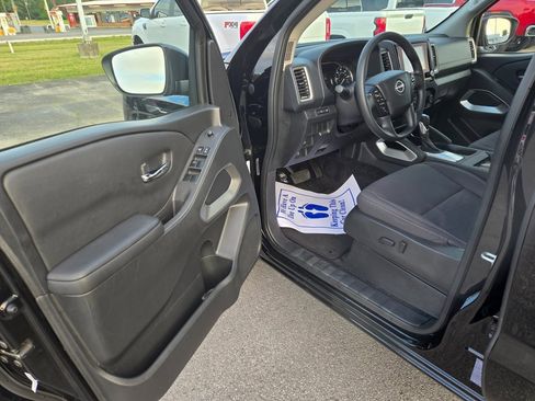 Used 2023 Nissan Frontier SV image 6