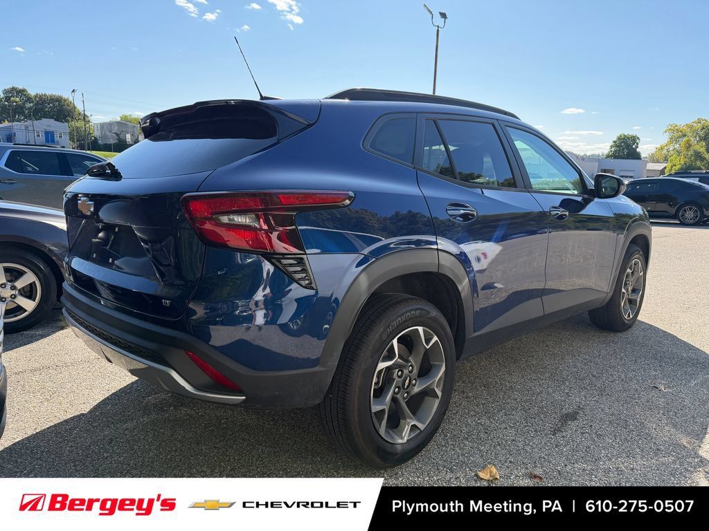 Used 2024 Chevrolet Trax LT w/ Driver Confidence Package FWD image 2