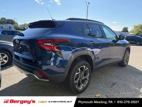 Used 2024 Chevrolet Trax LT w/ Driver Confidence Package FWD image 2