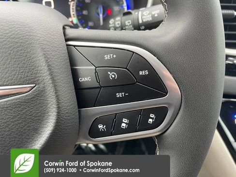 Used 2024 Chrysler Pacifica Touring-L image 28