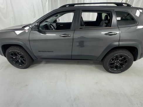 Used 2023 Jeep Cherokee Trailhawk w/ Sun & Sound Group AWD/4WD image 6
