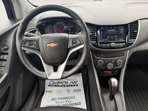 Used 2022 Chevrolet Trax LT w/ LT Convenience Package AWD/4WD image 13