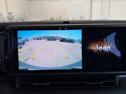 Used 2025 Jeep Wrangler Sahara image 17