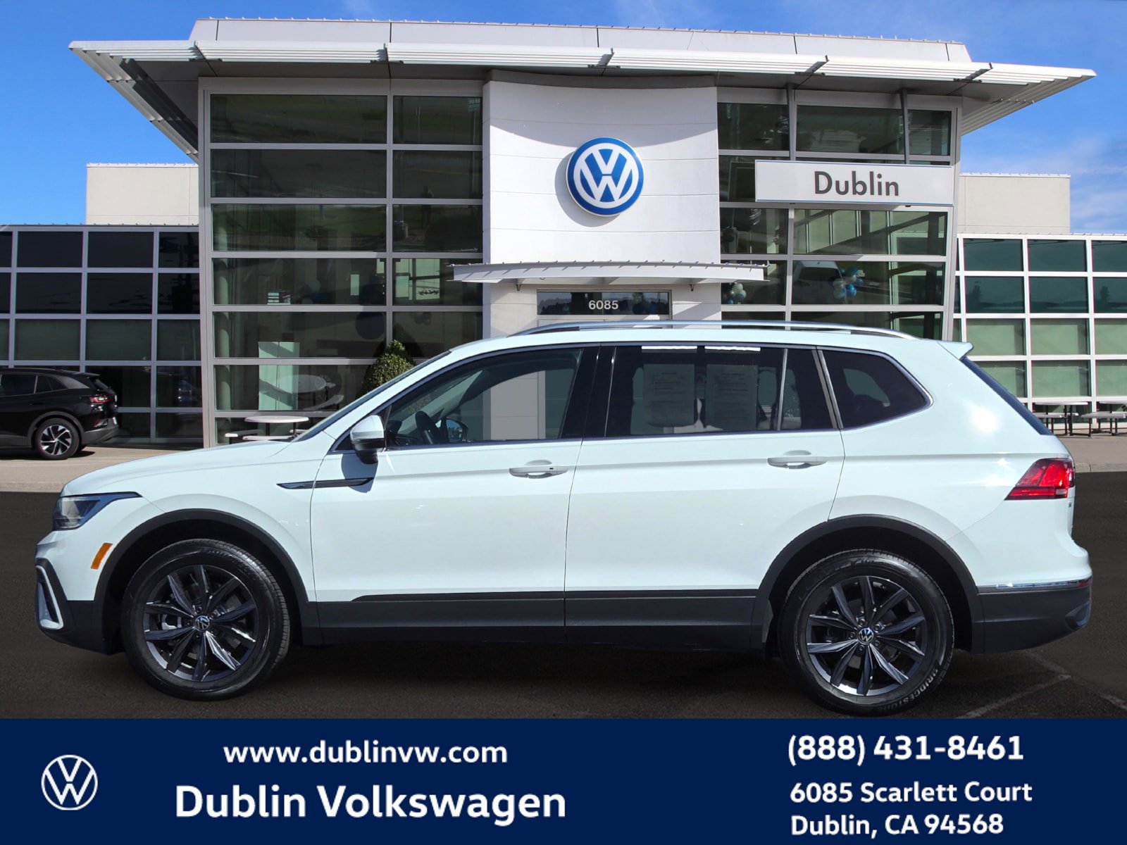 Certified 2024 Volkswagen Tiguan SE w/ Panoramic Sunroof Package AWD/4WD image 7