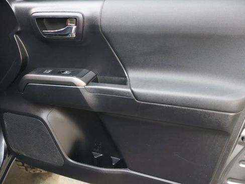 Used 2020 Toyota Tacoma TRD Off-Road w/ Technology Package image 11