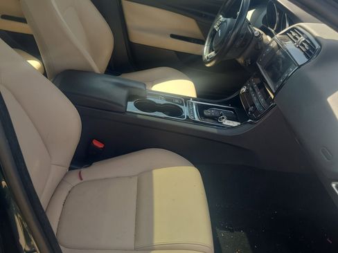 Used 2017 Jaguar XE Premium image 11