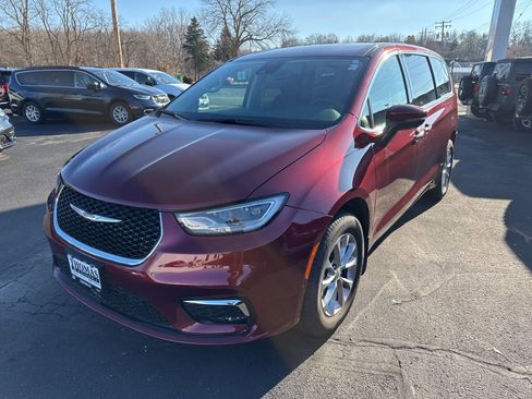 Used 2023 Chrysler Pacifica Touring-L image 3