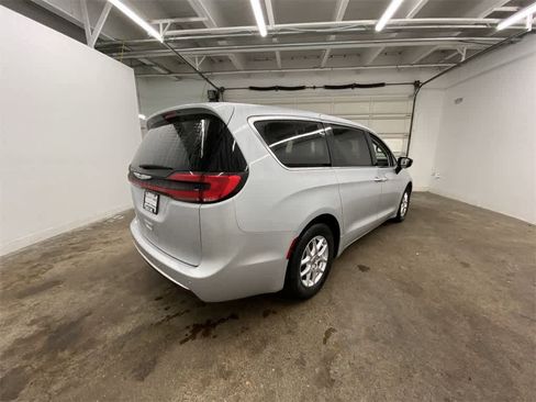 Used 2024 Chrysler Pacifica Touring-L image 6