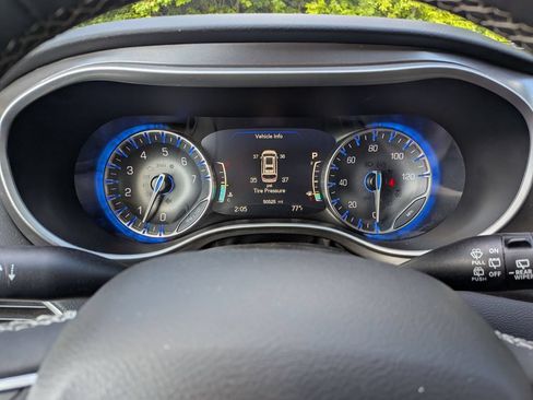 Used 2024 Chrysler Pacifica Touring-L FWD image 11