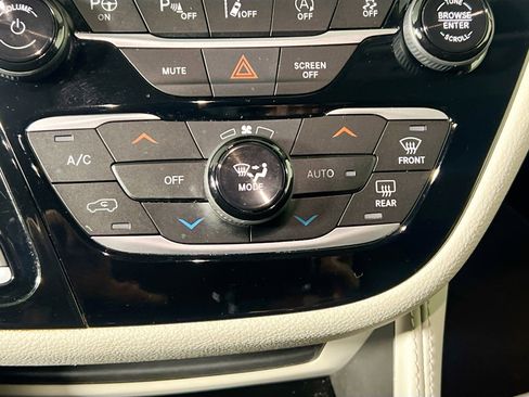 Used 2022 Chrysler Pacifica Limited image 27