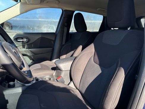 Used 2016 Jeep Cherokee Latitude w/ Cold Weather Group image 10