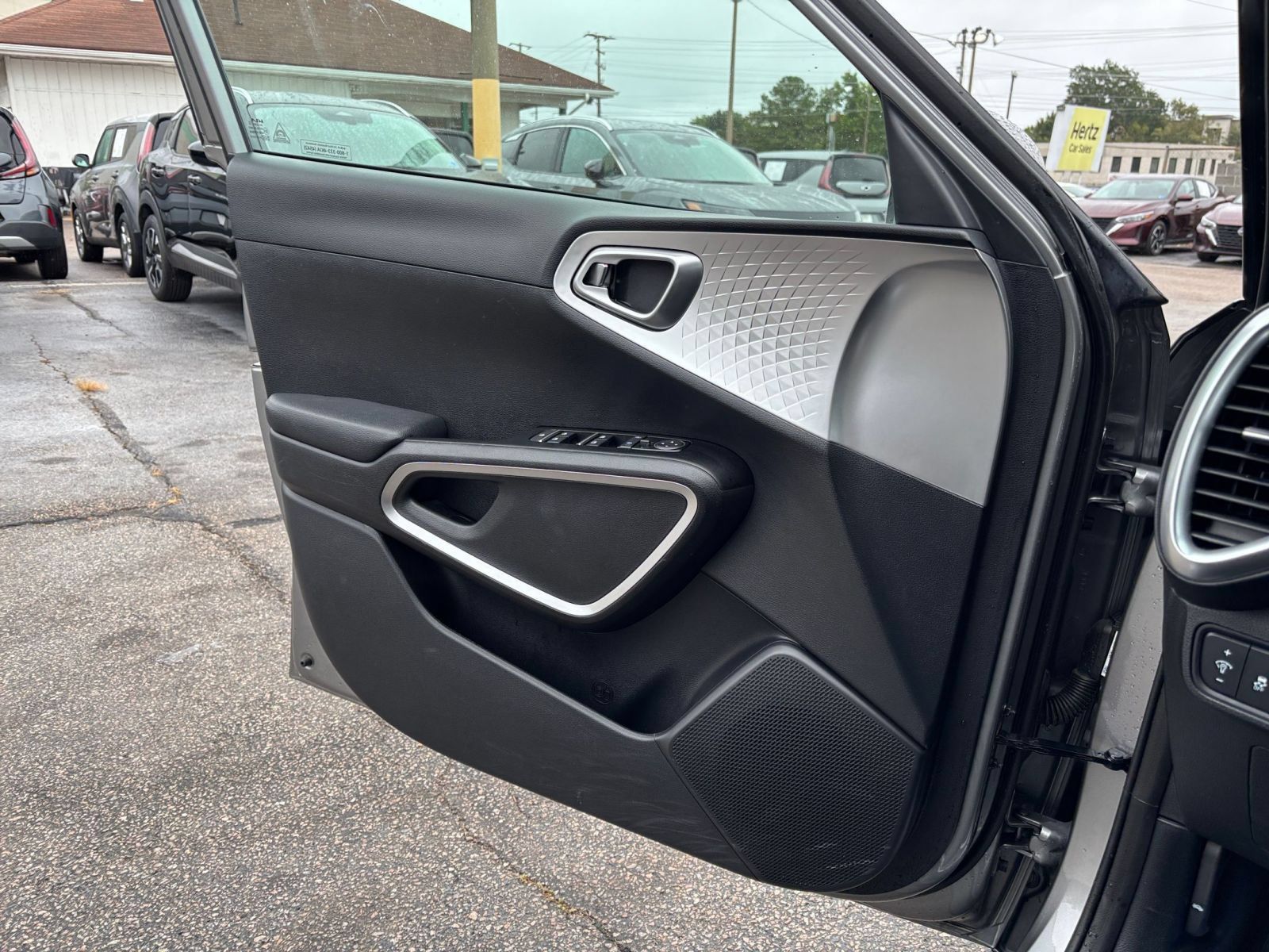 Used 2025 Kia Soul LX w/ LX Technology Package FWD image 18
