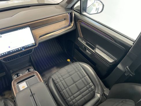 Used 2025 Rivian R1S Premium image 18