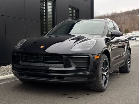 Used 2023 Porsche Macan image 3