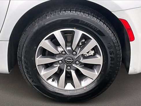 Used 2024 Chrysler Pacifica Select image 36