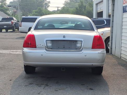 Used 2004 Lincoln Town Car Ultimate RWD image 4