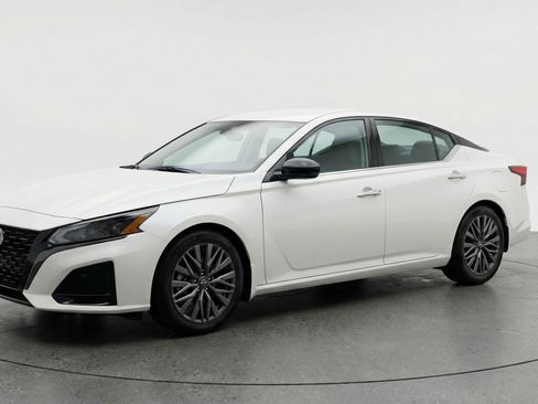 Used 2025 Nissan Altima 2.5 SV FWD image 3
