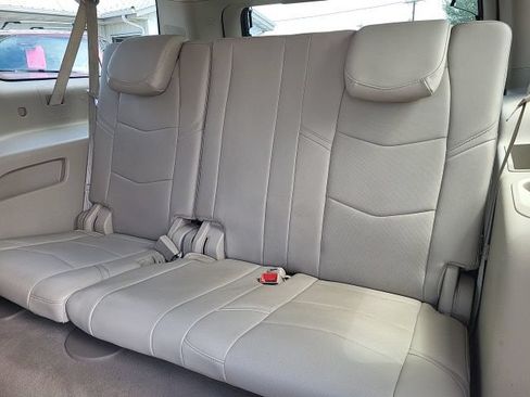 Used 2017 Cadillac Escalade ESV Luxury AWD/4WD image 19