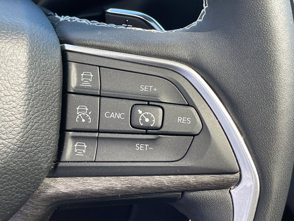 Used 2024 Jeep Grand Cherokee L Limited AWD/4WD image 15