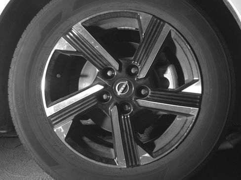 Used 2025 Nissan Sentra SV FWD image 13