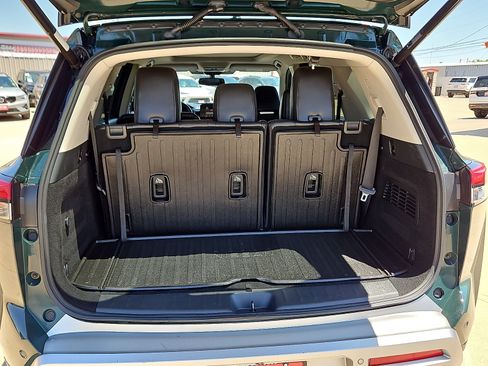 Used 2022 Nissan Pathfinder Platinum w/ Cargo Package FWD image 7