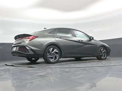 Used 2025 Hyundai Elantra SEL image 39