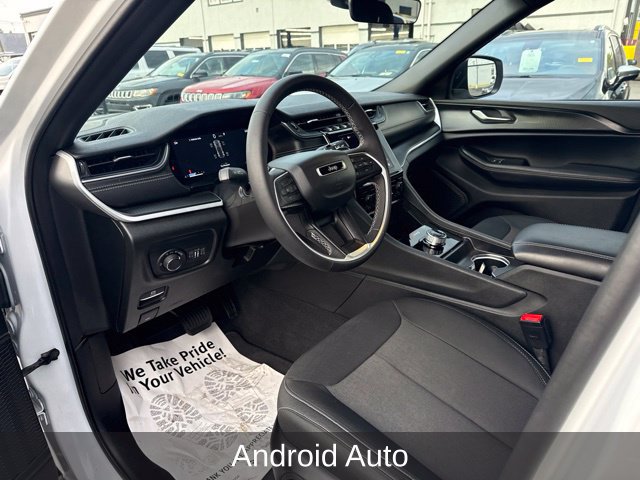 Used 2025 Jeep Grand Cherokee Laredo AWD/4WD image 9