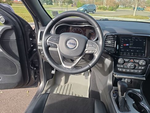 Used 2021 Jeep Grand Cherokee Laredo X image 15