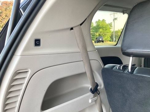 Used 2023 Chrysler Pacifica Touring-L FWD image 16