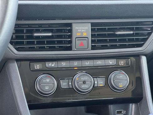 Used 2019 Volkswagen Jetta SEL w/ Cold Weather Package FWD image 19