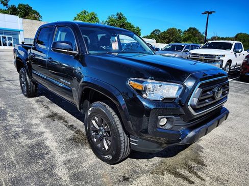 Used 2022 Toyota Tacoma SR5 AWD/4WD image 3