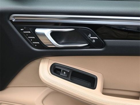 Used 2022 Porsche Macan image 40