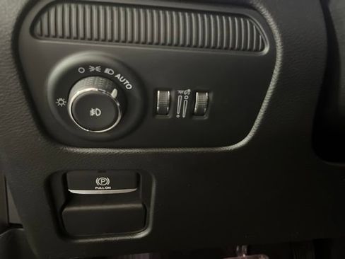 Used 2025 Jeep Wagoneer L Series II w/ 8-pass Seating Package AWD/4WD image 17