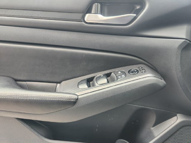 Used 2025 Nissan Altima 2.5 SV FWD image 21