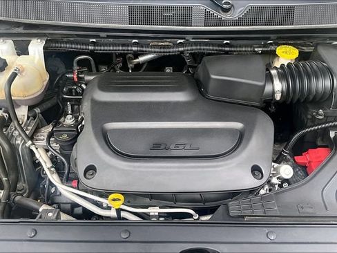 Used 2021 Chrysler Pacifica Touring-L FWD image 9