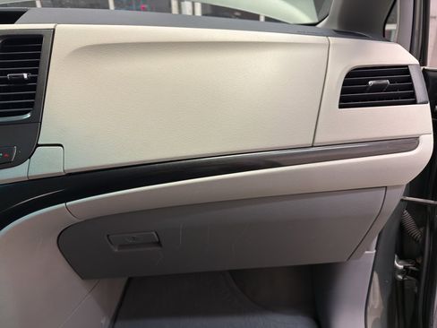 Used 2014 Toyota Sienna LE image 22