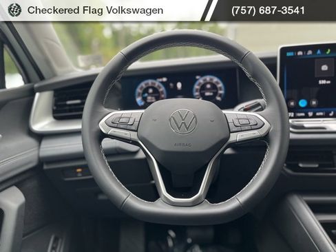 New 2025 Volkswagen Tiguan SE image 32