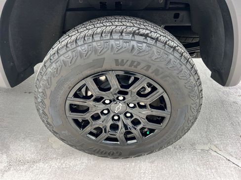 Used 2025 Chevrolet Colorado Trail Boss AWD/4WD image 19