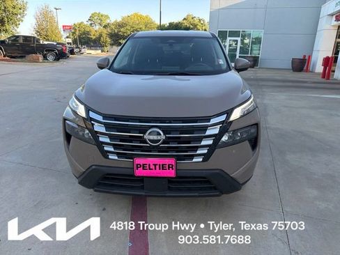Used 2024 Nissan Rogue SV FWD image 2