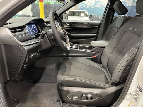 Certified 2025 Jeep Grand Cherokee Laredo w/ Luxury Tech Group I image 11