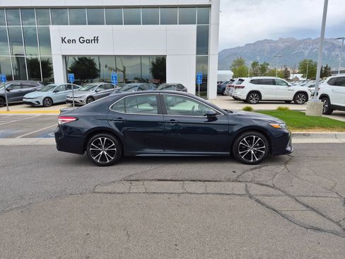 Used 2019 Toyota Camry SE FWD image 2