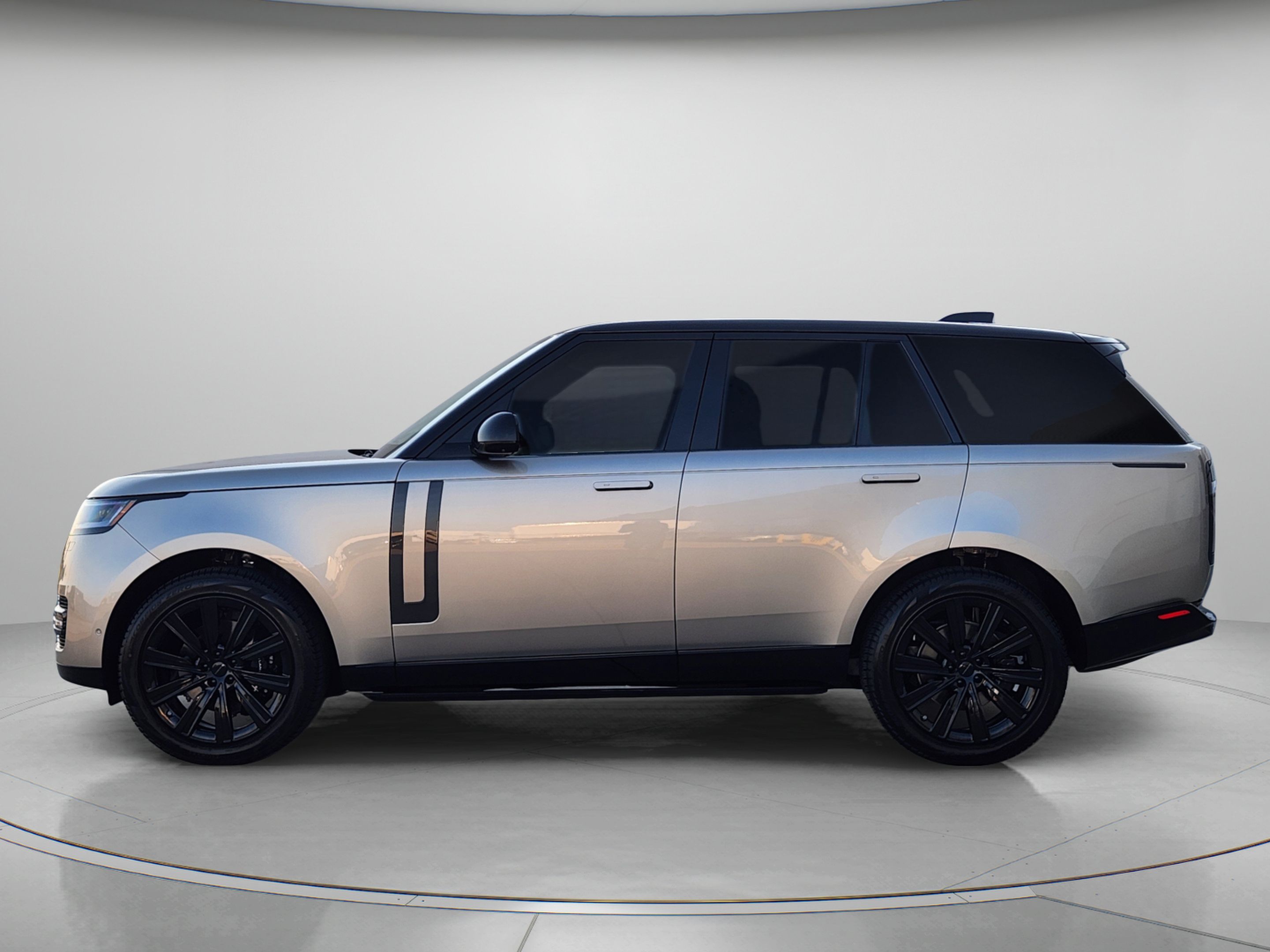Certified 2026 Land Rover Range Rover SE AWD/4WD image 2
