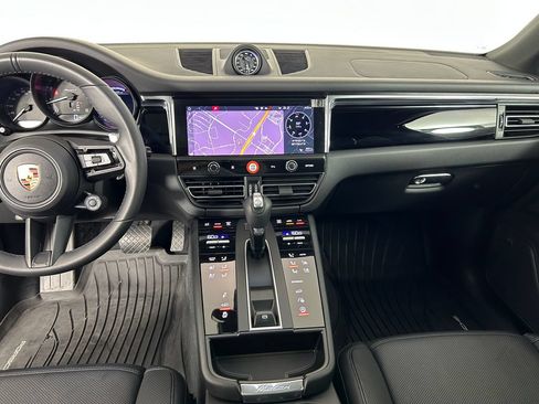 Certified 2025 Porsche Macan AWD/4WD image 19