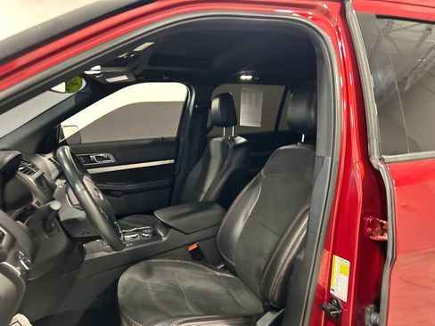 Used 2018 Ford Explorer XLT w/ Equipment Group 202A AWD/4WD image 15